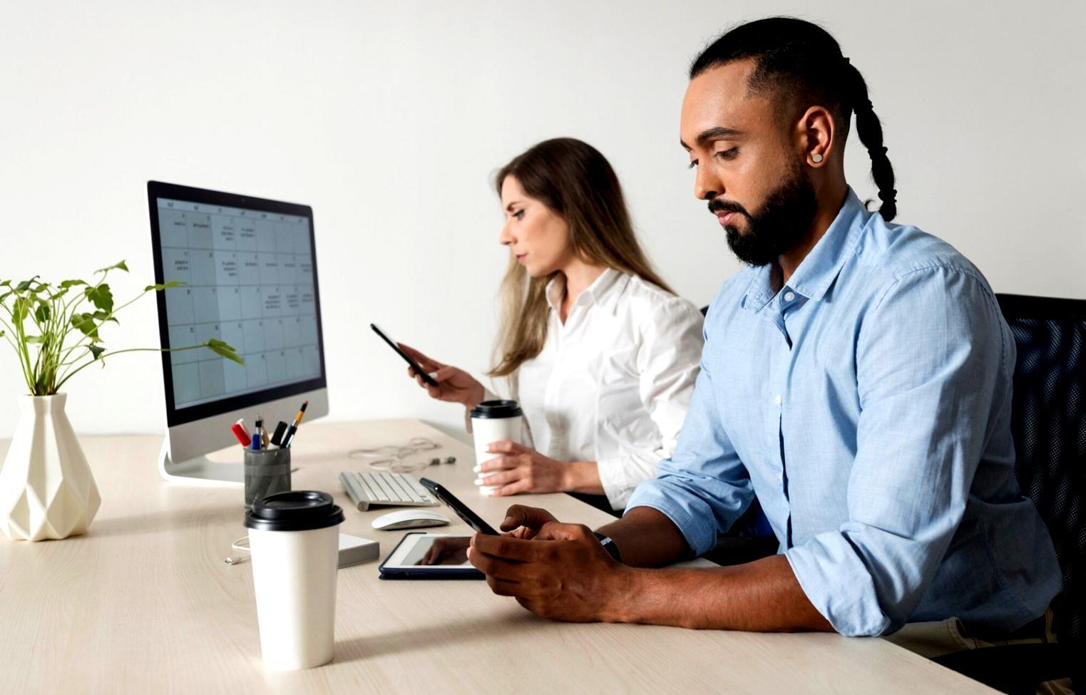 Personne analysant des documents financiers